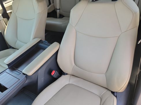 Certified 2023 Toyota Sienna XLE FWD image 11