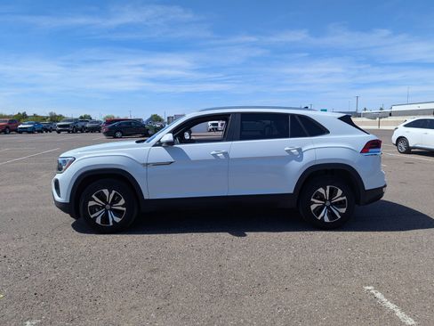 Used 2024 Volkswagen Atlas Cross Sport SE image 2