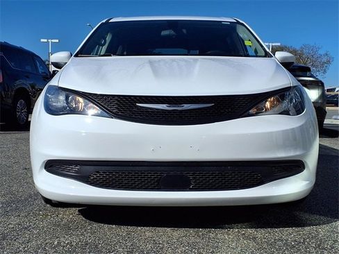 Used 2022 Chrysler Voyager LX image 27