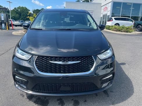 Used 2023 Chrysler Pacifica Touring-L FWD image 9