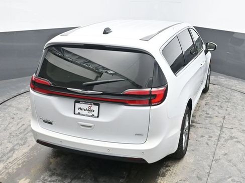 Used 2023 Chrysler Pacifica Touring-L image 21