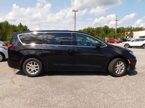 Used 2024 Chrysler Pacifica Touring-L FWD image 5