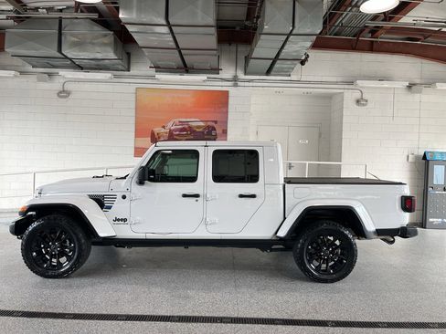 Used 2025 Jeep Gladiator Sport AWD/4WD image 5