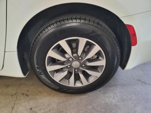 Used 2020 Chrysler Pacifica Touring-L Plus FWD image 5