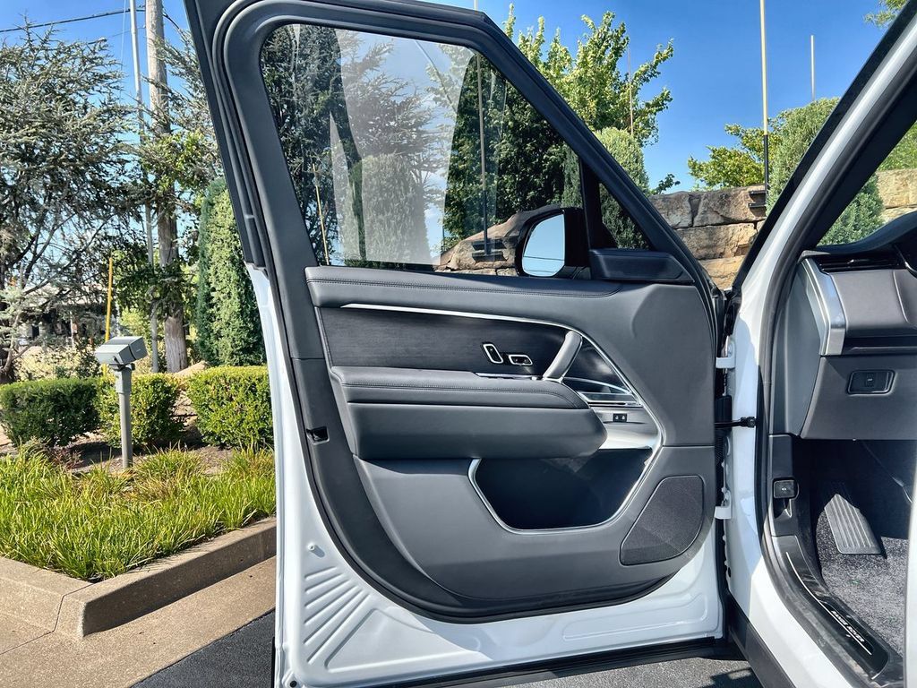 New 2026 Land Rover Range Rover Long Wheelbase SE AWD/4WD image 17