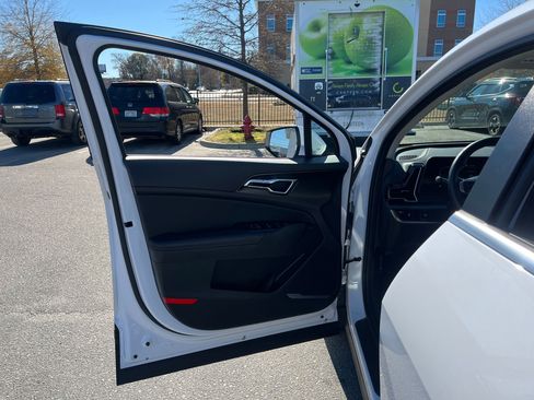 Used 2025 Kia Sportage EX image 15