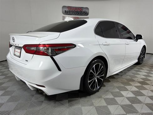 Used 2019 Toyota Camry SE image 4