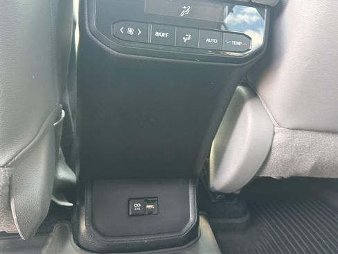 Used 2020 Toyota Highlander XLE FWD image 37