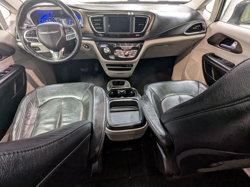Used 2018 Chrysler Pacifica Touring-L FWD image 19