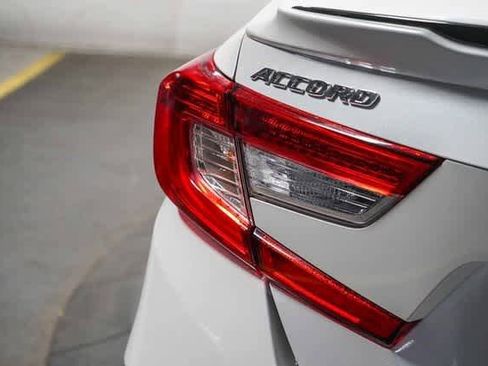 Used 2018 Honda Accord Touring image 11