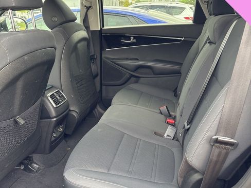 Used 2019 Kia Sorento LX image 18