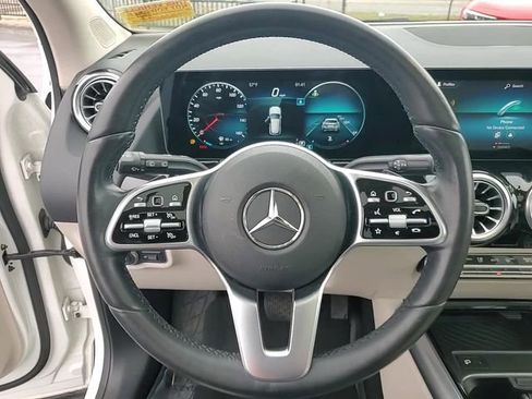 Used 2022 Mercedes-Benz GLA 250 4MATIC w/ Premium Package image 16