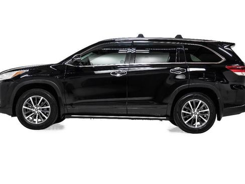 Used 2019 Toyota Highlander XLE AWD/4WD image 6