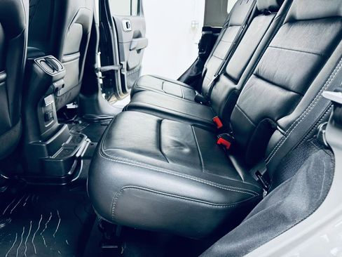 Used 2019 Jeep Wrangler Unlimited Sahara image 32