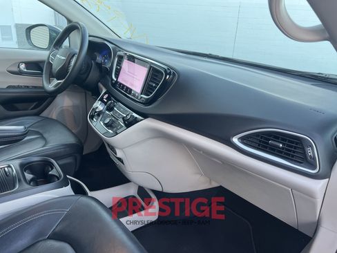 Used 2022 Chrysler Pacifica Touring-L FWD image 24