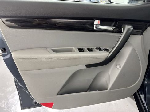 Used 2012 Kia Sorento LX w/ Third Row Pkg FWD image 18