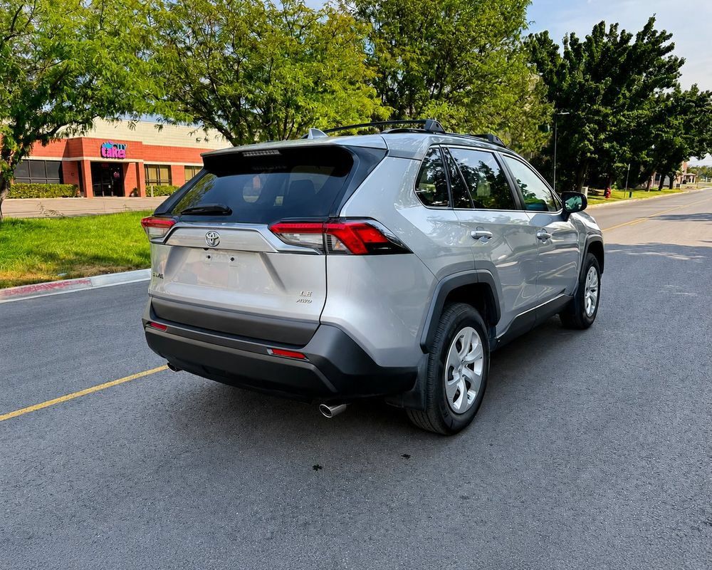 Used 2021 Toyota RAV4 LE AWD/4WD image 4