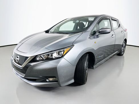 Used 2018 Nissan Leaf SV w/ SV Technology Package FWD image 3