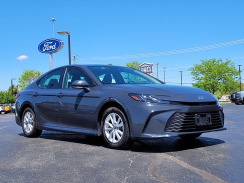 Used 2025 Toyota Camry SE image 1