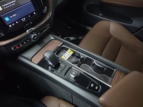 Used 2023 Volvo XC60 B5 Plus image 27