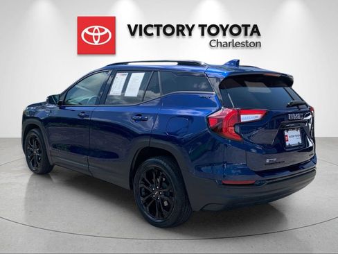 Used 2022 GMC Terrain SLT w/ Infotainment Package II AWD/4WD image 3