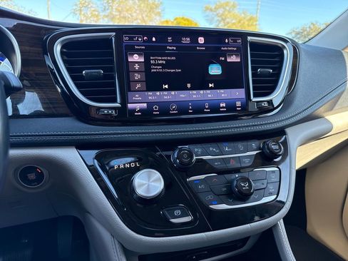 Used 2021 Chrysler Pacifica Limited w/ Uconnect Theater Family Group image 20