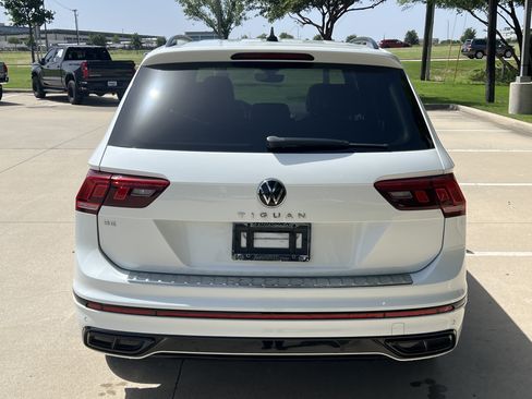 Used 2022 Volkswagen Tiguan SE R-Line FWD image 9