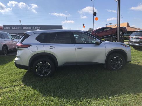 Used 2025 Nissan Rogue SV image 6