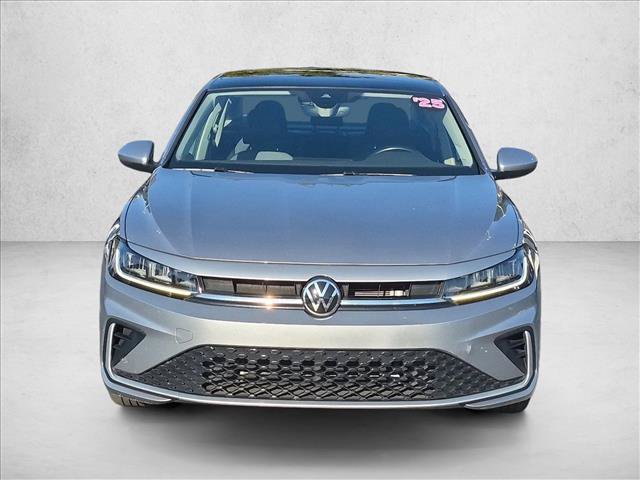 Used 2025 Volkswagen Jetta SE FWD image 2