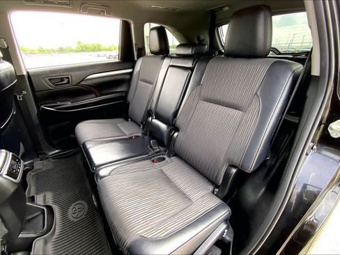 Used 2019 Toyota Highlander Plus FWD image 19