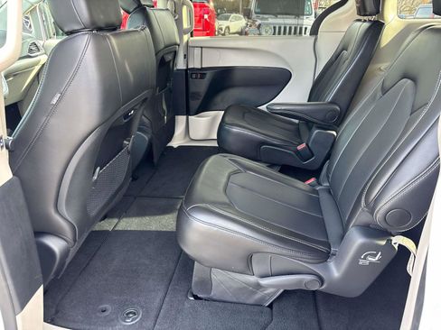 Certified 2024 Chrysler Pacifica Touring-L image 11