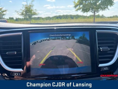 Used 2025 Chrysler Pacifica Limited FWD image 26