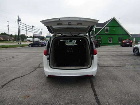 Used 2018 Chrysler Pacifica Touring-L w/ Advanced Safetytec Group FWD image 7