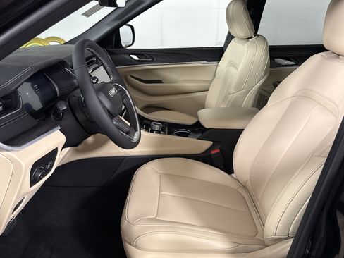 New 2025 Jeep Grand Cherokee L Limited w/ Black Appearance Package image 9