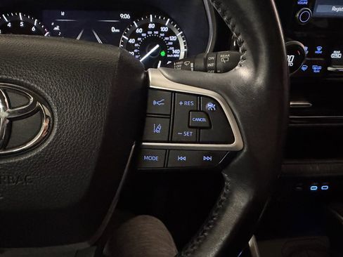 Used 2022 Toyota Highlander XLE image 29
