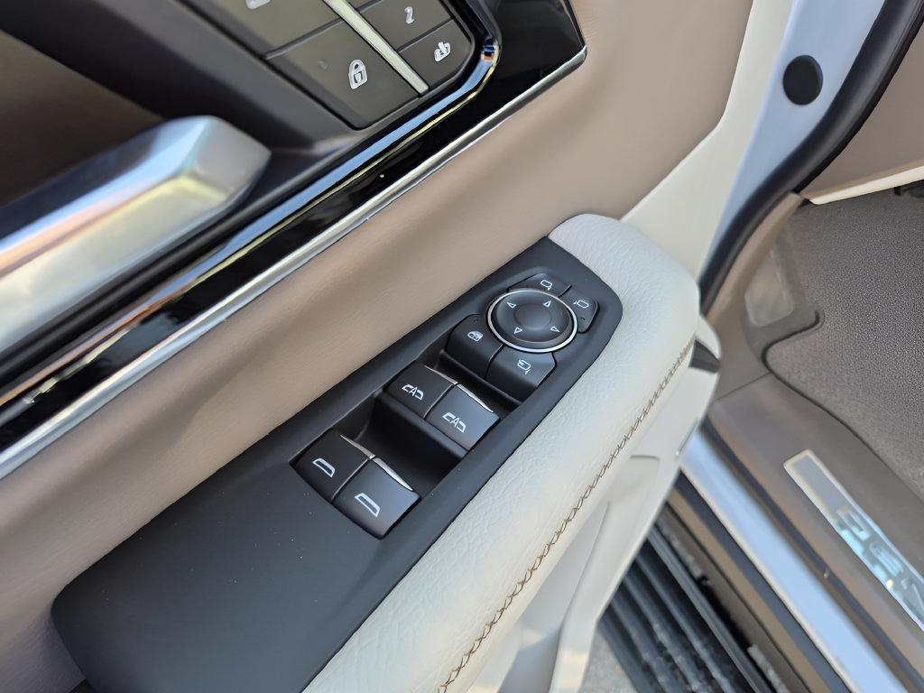 New 2026 GMC Yukon Denali w/ Denali Reserve Package AWD/4WD image 17