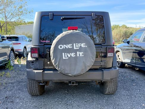 Used 2018 Jeep Wrangler Unlimited Rubicon w/ Connectivity Group image 5