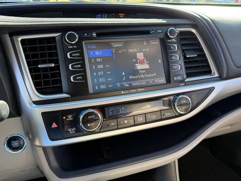 Used 2019 Toyota Highlander XLE image 25