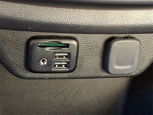 Used 2023 Chevrolet Traverse LT image 26