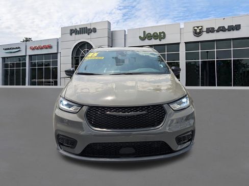Used 2025 Chrysler Pacifica Premium FWD image 8