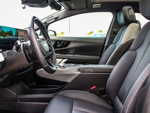 Used 2025 Cadillac Optiq Luxury 1 image 32