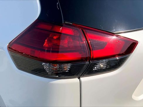 Used 2017 Nissan Rogue SV FWD image 28