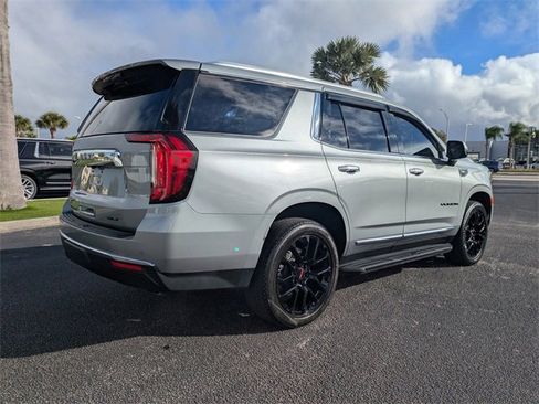 Used 2024 GMC Yukon SLT w/ SLT Luxury Package image 4