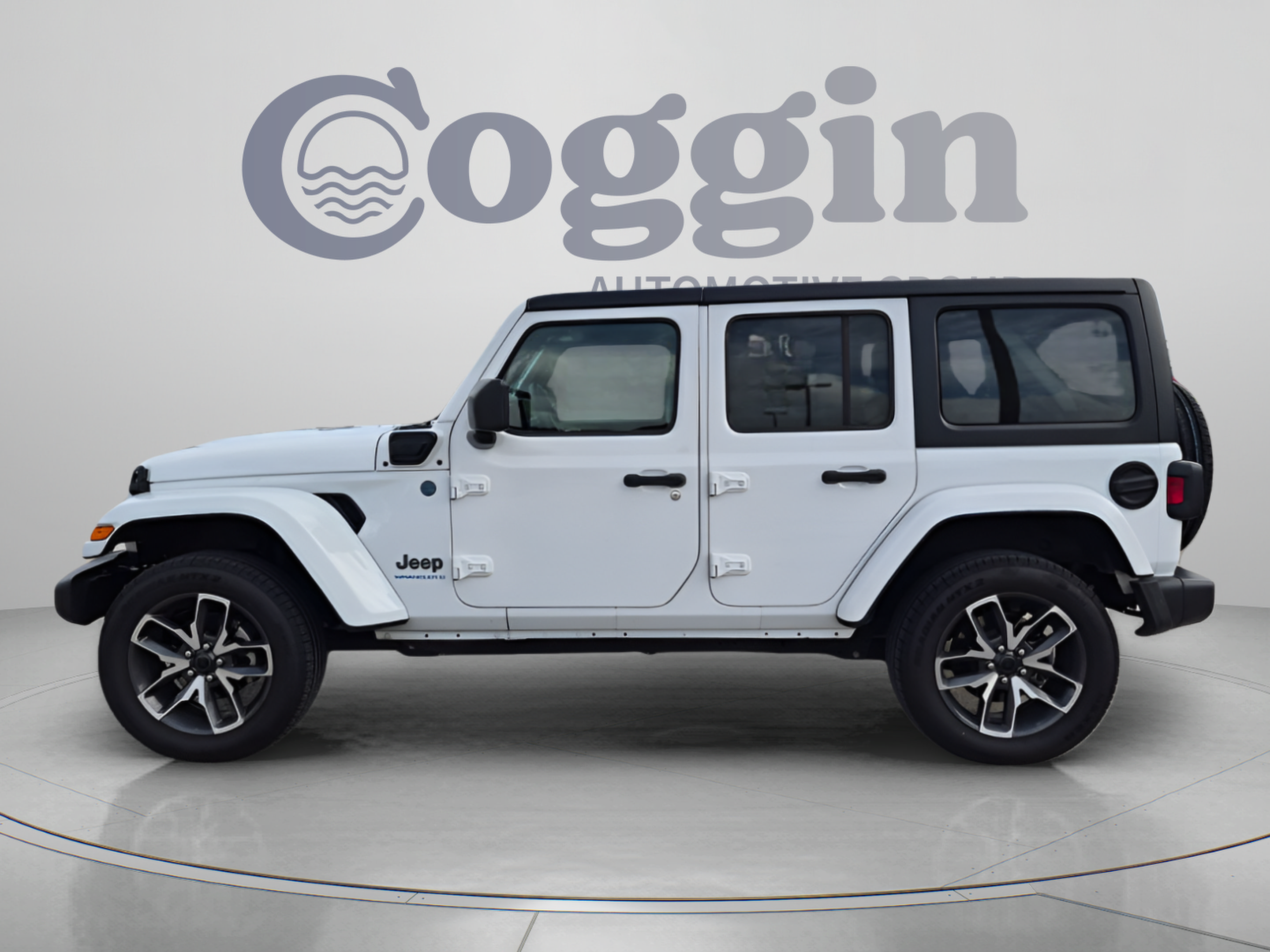 Used 2024 Jeep Wrangler Unlimited AWD/4WD image 2