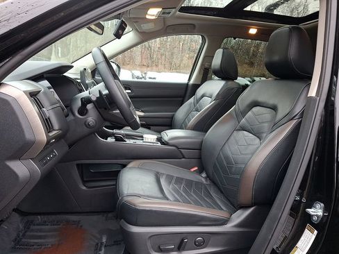 Certified 2023 Nissan Pathfinder Platinum w/ Lighting Package (N93) FWD image 15