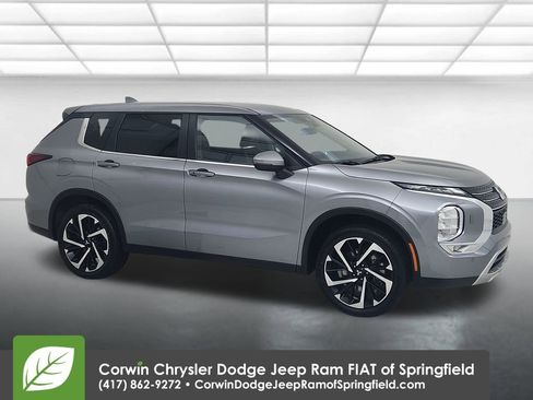 Used 2024 Mitsubishi Outlander SE image 1