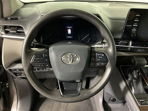 Used 2022 Toyota Sienna LE image 22