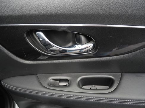 Used 2017 Nissan Rogue SV w/ SV Premium Package image 29