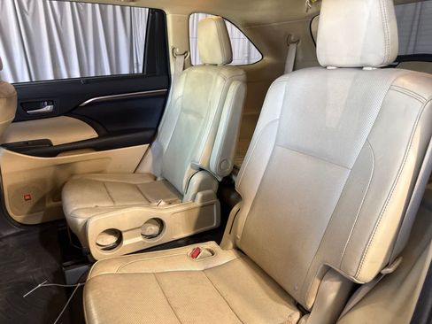 Used 2015 Toyota Highlander Limited FWD image 16