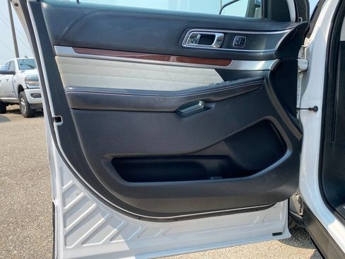 Used 2018 Ford Explorer Platinum AWD/4WD image 11